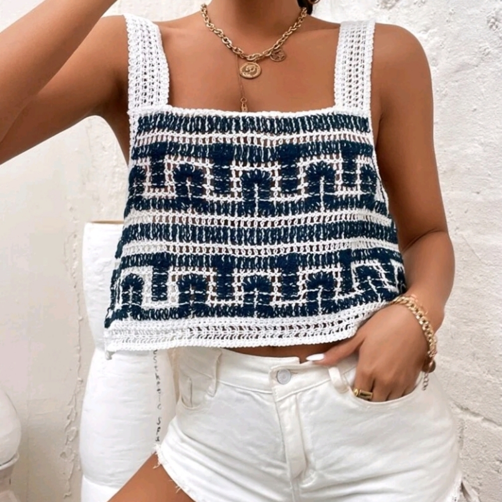 NWOT- Cropped pattern knit top
